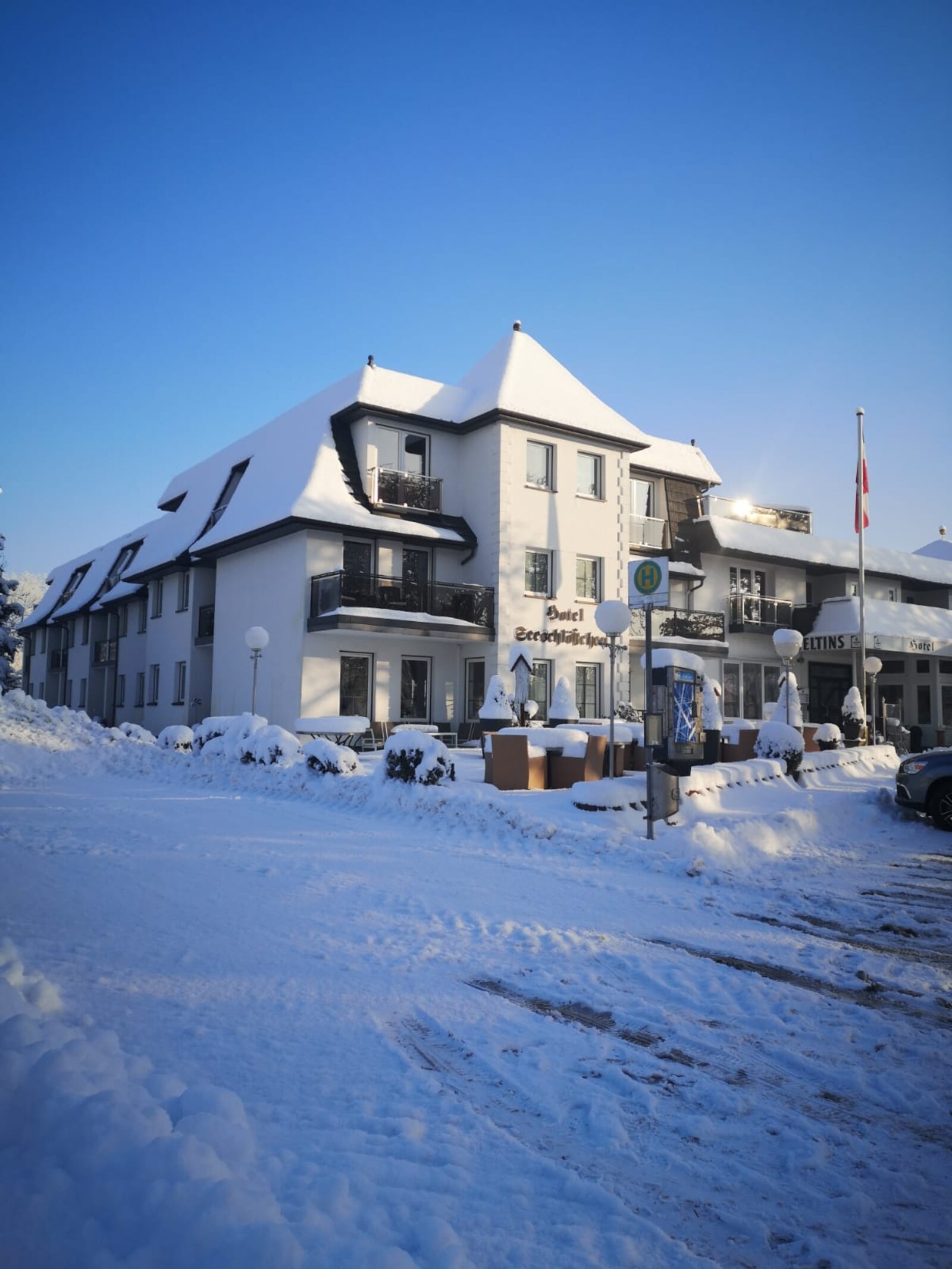Hotel Seeblick-Engel im winterlichen Licht am See